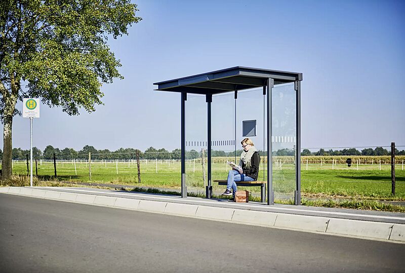 wartehalle-horec__shoKAT0067828 Wartehalle HOREC, Dachbreite x Dachtiefe 2955 mm x 1484 mm, Rück-/Seitenwände VSG, Klarglas mit Sichtschutzstreifen, Sitzbank, Stationsschild, Display-Klapprahmen, Stahlkonstruktion in DB 703 eisenglimmer Wartehalle HOREC, Dachbreite x Dachtiefe 2955 m...