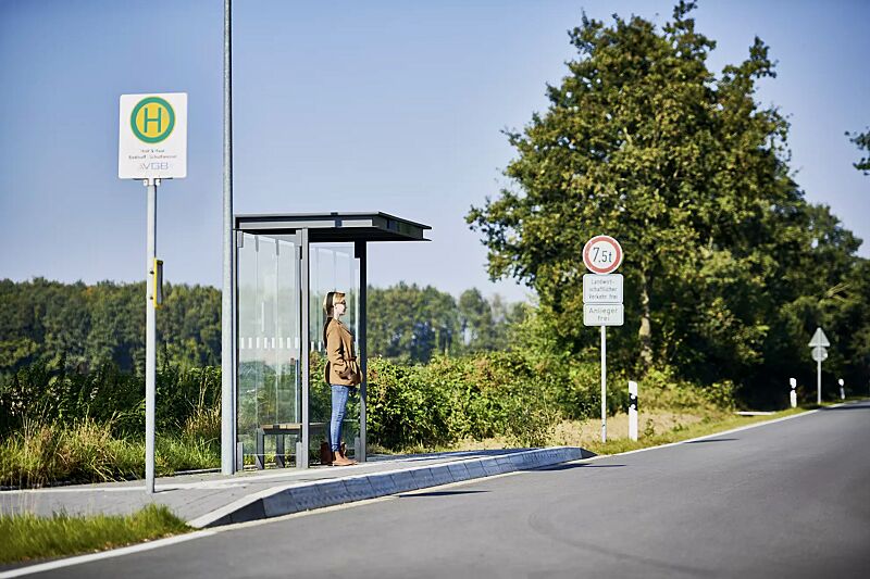 wartehalle-horec__shoKAT0067829 Wartehalle HOREC, Dachbreite x Dachtiefe 2955 mm x 1484 mm, Rück-/Seitenwände VSG, Klarglas mit Sichtschutzstreifen, Sitzbank, Stationsschild, Display-Klapprahmen, Stahlkonstruktion in DB 703 eisenglimmer