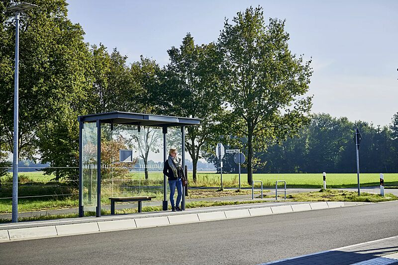 wartehalle-horec__shoKAT0067832 Wartehalle HOREC, Dachbreite x Dachtiefe 2955 mm x 1484 mm, Rück-/Seitenwände VSG, Klarglas mit Sichtschutzstreifen, Sitzbank, Stationsschild, Display-Klapprahmen, Stahlkonstruktion in DB 703 eisenglimmer