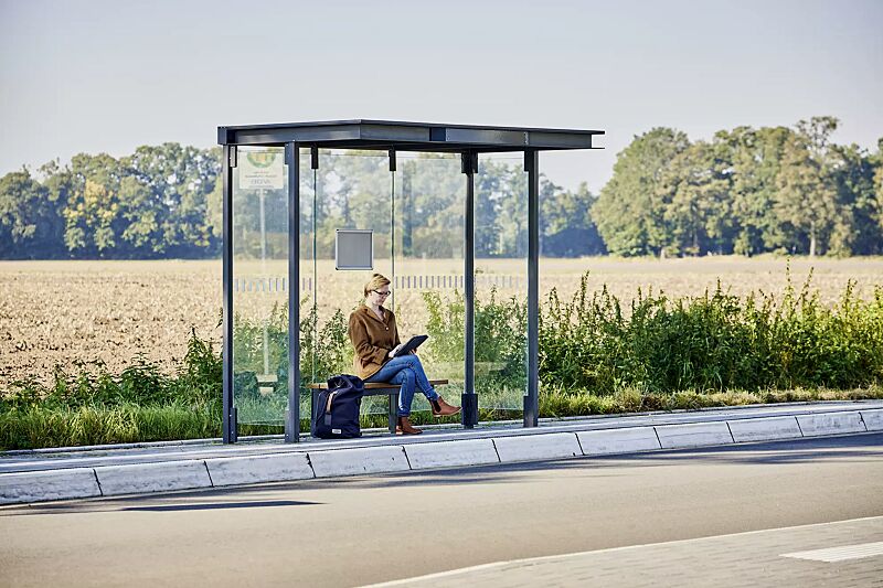 wartehalle-horec__shoKAT0067833 Wartehalle HOREC, Dachbreite x Dachtiefe 2955 mm x 1484 mm, Rück-/Seitenwände VSG, Klarglas mit Sichtschutzstreifen, Sitzbank, Stationsschild, Display-Klapprahmen, Stahlkonstruktion in DB 703 eisenglimmer