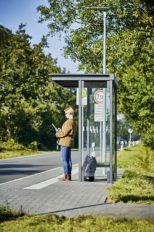 wartehalle-horec__shoKAT0067839 Wartehalle HOREC, Dachbreite x Dachtiefe 2955 mm x 1484 mm, Rück-/Seitenwände VSG, Klarglas mit Sichtschutzstreifen, Sitzbank, Stationsschild, Display-Klapprahmen, Stahlkonstruktion in DB 703 eisenglimmer