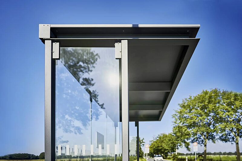 wartehalle-horec__shoKAT0067841 Wartehalle HOREC, Dachbreite x Dachtiefe 2955 mm x 1484 mm, Rück-/Seitenwände VSG, Klarglas mit Sichtschutzstreifen, Sitzbank, Stationsschild, Display-Klapprahmen, Stahlkonstruktion in DB 703 eisenglimmer