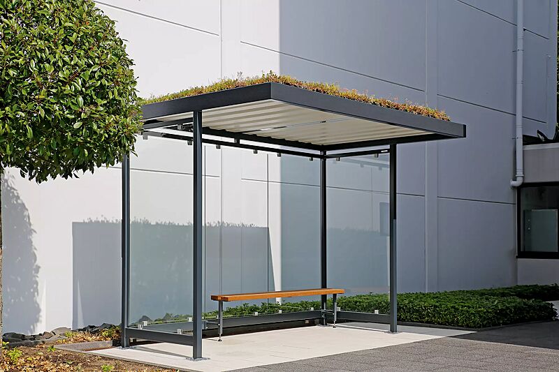 Wartehalle LEONIS GREEN, Dachbreite x Dachtiefe 3180 mm x 2165 mm, mit Rück- und Seitenwänden, LED-Beleuchtung, mit Schaukasten und Sitzbank, Stahlkonstruktion in RAL 7016 anthrazitgrau