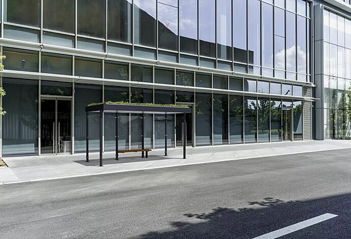 Wartehalle LUNA GREEN, Dachbreite x Dachtiefe 4660 mm x 2000 mm, Rück- und Seitenwände ESG, Klarglas, Deckenverkleidung mit LED-Beleuchtung, Sitzbank PURE, Stahlkonstruktion in RAL 7016 anthrazitgrau