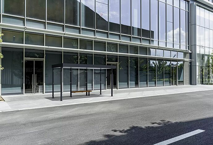 Wartehalle LUNA, Dachbreite x Dachtiefe 4660 mm x 2000 mm, Rück- und Seitenwände ESG, Klarglas, Deckenverkleidung mit LED-Beleuchtung, Sitzbank PURE, Stahlkonstruktion in RAL 7016 anthrazitgrau