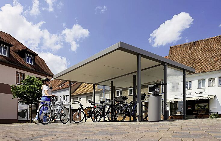 Fahrradüberdachung LUNA, Dachbreite x Dachtiefe 4660 mm x 4800 mm, Mittel- und Seitenwand ESG, Klarglas, Deckenverkleidung mit integrierter LED-Beleuchtung, Sitzbank CARPI, Stahlkonstruktion in DB 702 eisenglimmer