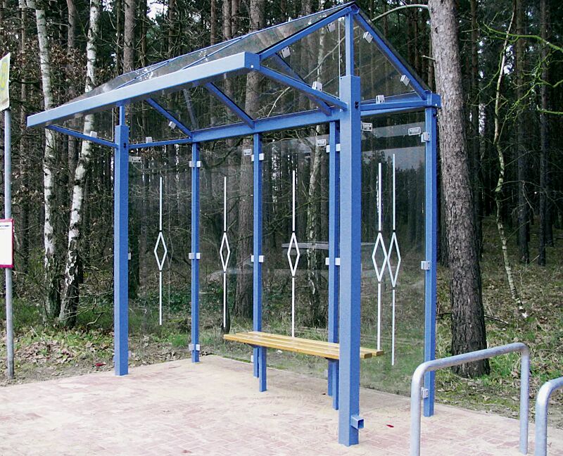 wartehalle-mars__shoKAT0000519 Wartehalle MARS, Dachbreite x Dachtiefe 3030 mm x 1920 mm, Rück- / Seitenwände mit Siebdruckdekor, Stahlkonstruktion in RAL 5017 verkehrsblau