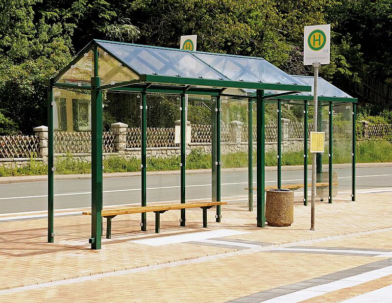 wartehalle-mars__shoKAT0020099 Wartehallen MARS, Dachbreite x Dachtiefe je 4000 mm x 1920 mm, Rück- / Seitenwände ESG, Klarglas, mit Sitzbank FERMO, Stahlkonstruktion in RAL 6005 moosgrün