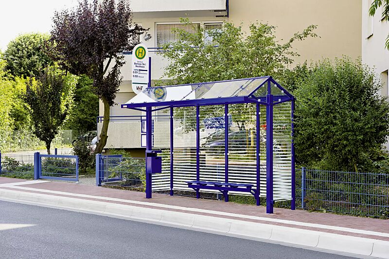 wartehalle-mars__shoKAT0022736 Wartehalle MARS, Dachbreite x Dachtiefe 4000 mm x 1920 mm, Rück- / Seitenwände ESG, Klarglas mit keramischem Siebdruck, mit Drahtgittersitz TARVIS sowie Abfallbehälter HALIFAX, Stahlkonstruktion in RAL 5002 ultramarinblau