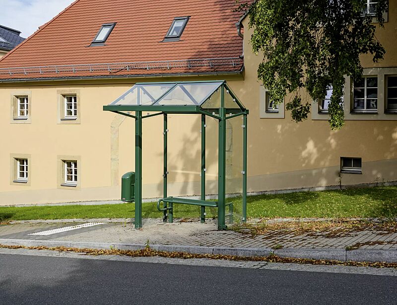 wartehalle-mars__shoKAT0066871 Wartehalle MARS, Dachbreite x Dachtiefe 2050 mm x 1920 mm, Rück- / Seitenwände ESG, Klarglas, Sitzbank SESTO, Abfallbehälter DERBY, Stahlkonstruktion in RAL 6028 kieferngrün Wartehalle MARS, Dachbreite x Dachtiefe 2050 mm x 1920 mm, Stahlkonstruktion f...