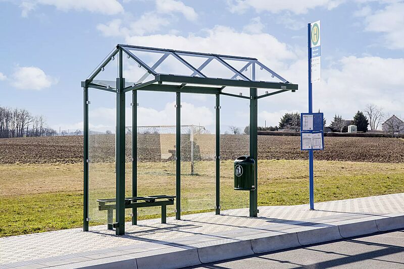 wartehalle-mars__shoKAT0069276 Wartehalle MARS, Dachbreite x Dachtiefe 3030 mm x 1920 mm, Rück- / Seitenwände ESG, Klarglas, Drahtgittersitz TARVIS, Abfallbehälter DERBY, Stahlkonstruktion in RAL 6024 verkehrsgrün