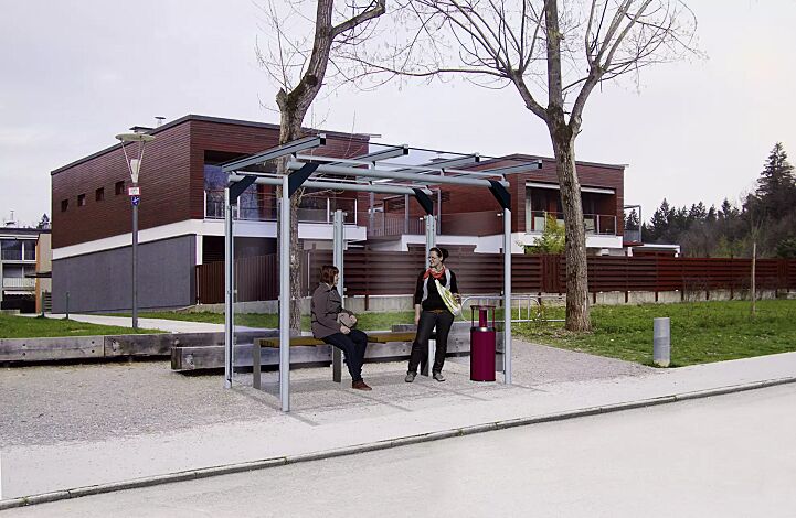 Wartehalle MATRIX, auftragsbezogene Anpassung, Dachbreite x Dachtiefe 3090 mm x 2250 mm, Dacheindeckung VSG, Rück- / Seitenwände ESG, Klarglas, Sitzbank PURE, Stützenköpfe farblich abgesetzt in RAL 7016 anthrazitgrau, Stahlkonstruktion in RAL 9006 weißaluminum