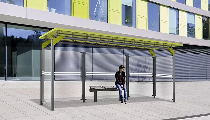 Wartehalle MATRIX, Dachbreite x Dachtiefe 5090 mm x 2250 mm, Dacheindeckung Stahlblechkassetten in RAL 1012 zitronengelb, Rück- / Seitenwände ESG, Klarglas mit Siebdruckstreifen, Drahtgittersitz TARVIS, Stützenköpfe und Dacheindeckung farblich abgesetzt in RAL 1012 zitronengelb, Stahlkonstruktion in RAL 9006 weißaluminium