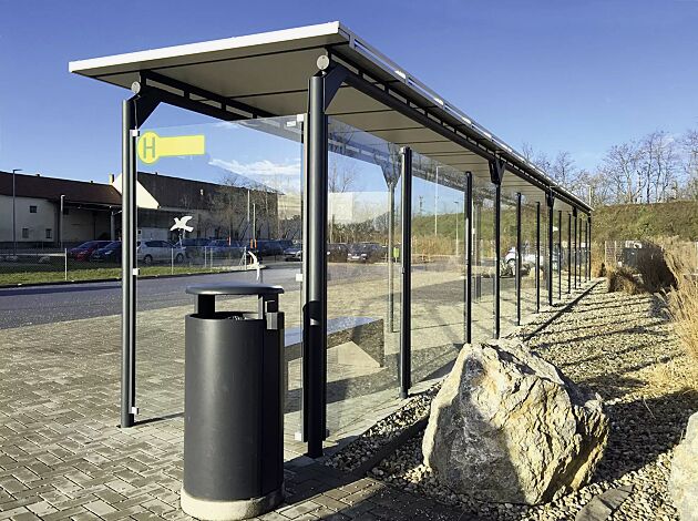 Wartehalle MATRIX, auftragsbezogene Anpassung, Dachbreite x Dachtiefe 20090 mm x 2750 mm, Rück- / Seitenwände ESG, Klarglas, Stahlkonstruktion in RAL 7016 anthrazitgrau