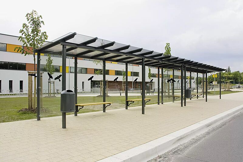 wartehalle-pegasus__shoKAT0022555 Wartehalle PEGASUS, 2 Anlagen mit Dachbreite x Dachtiefe 7800 mm x 2000 mm, auftragsbezogene Anpassung, mit Rück- / Seitenwänden ESG, Klarglas, Sitzbänken FERMO und Abfallbehälter DERBY, Stahlkonstruktion in RAL 7043 verkehrsgrau