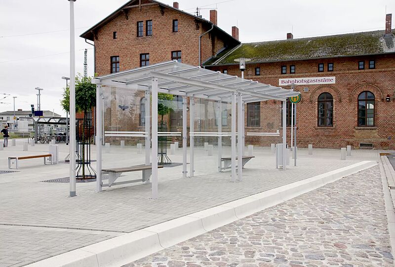 wartehalle-pegasus__shoKAT0023911 Wartehalle PEGASUS, 2 Anlagen mit Dachbreite x Dachtiefe 3300 mm x 2000 mm, Rück- / Seitenwände mit Siebdruckstreifen, Sitzbank ARIES, Stahlkonstruktion in RAL 9002 grauweiß