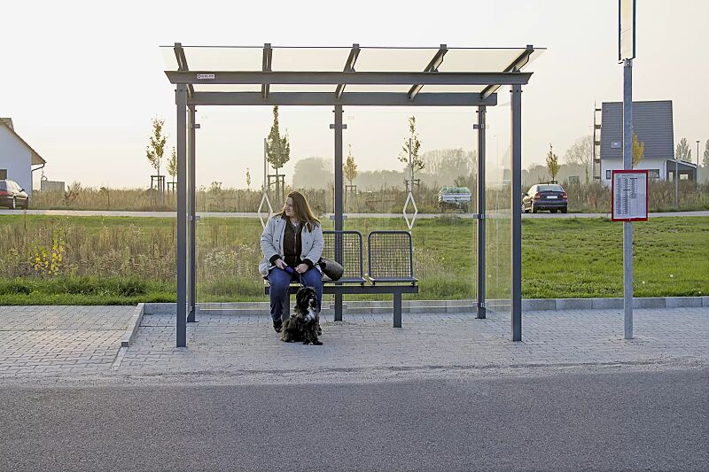 wartehalle-pegasus__shoKAT0030363 Wartehalle PEGASUS, Dachbreite x Dachtiefe 3300 mm x 2000 mm, Rück- / Seitenwände mit Siebdruckdekor Raute, Drahtgittersitz TARVIS, Stahlkonstruktion in RAL 7011 eisengrau