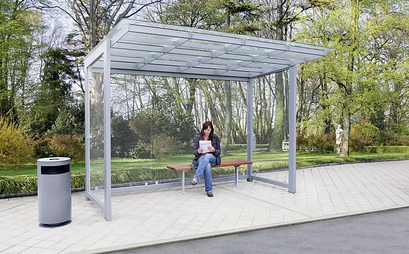 Wartehalle PICTOR, Dachbreite x Dachtiefe 3500 mm x 2250 mm (auftragsbezogene Anpassung), mit Rück- / Seitenwänden ESG, Klarglas, Sitzbank TOBACCO, Abfallbehälter CIMA, Stahlkonstruktion in DB 701 eisenglimmer