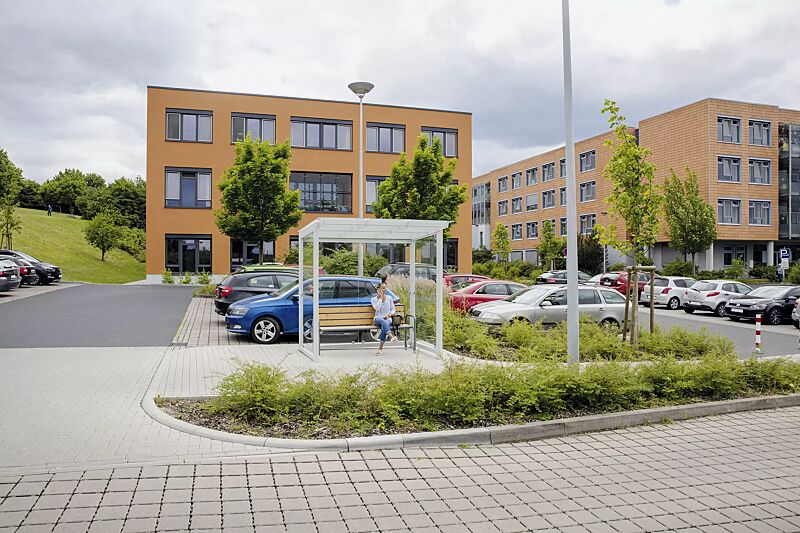 wartehalle-pictor__shoKAT0057650 Wartehalle PICTOR, Dachbreite x Dachtiefe 2400 mm x 1800 mm, mit Rück- / Seitenwänden ESG, Klarglas, Stahlkonstruktion in RAL 7035 lichtgrauWartehalle PICTOR Dachbreite x Dachtiefe 2400 mm x 1800 mm, Stahlkonstruktion feuerverzinkt und pulverbeschichte...