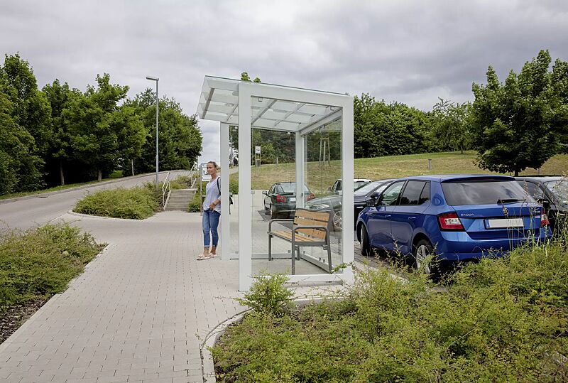 wartehalle-pictor__shoKAT0057651 Wartehalle PICTOR, Dachbreite x Dachtiefe 2400 mm x 1800 mm, mit Rück- / Seitenwänden ESG, Klarglas, Stahlkonstruktion in RAL 7035 lichtgrau