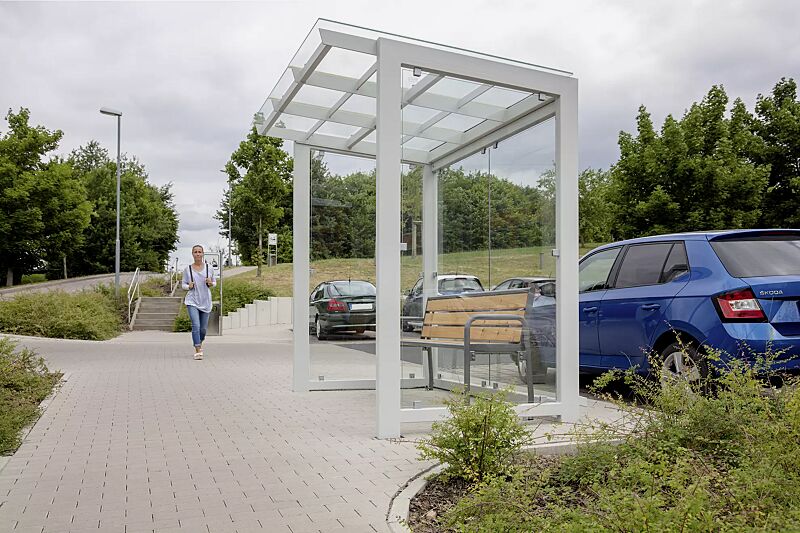 wartehalle-pictor__shoKAT0057652 Wartehalle PICTOR, Dachbreite x Dachtiefe 2400 mm x 1800 mm, mit Rück- / Seitenwänden ESG, Klarglas, Stahlkonstruktion in RAL 7035 lichtgrau