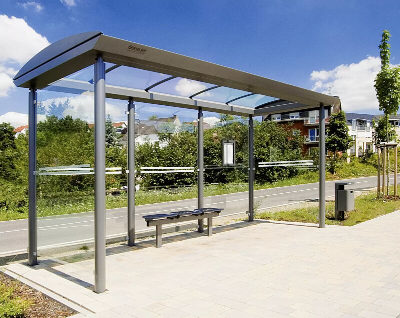 wartehalle-pluto__shoKAT0068527 Wartehalle PLUTO, Dachbreite x Dachtiefe 4800 mm x 2030 mm, mit Rück- / Seitenwänden aus ESG, Klarglas mit Siebdruckstreifen, Drahtgittersitz TARVIS, Abfallbehälter HALIFAX, Stahlkonstruktion in DB 703 eisenglimmergrau