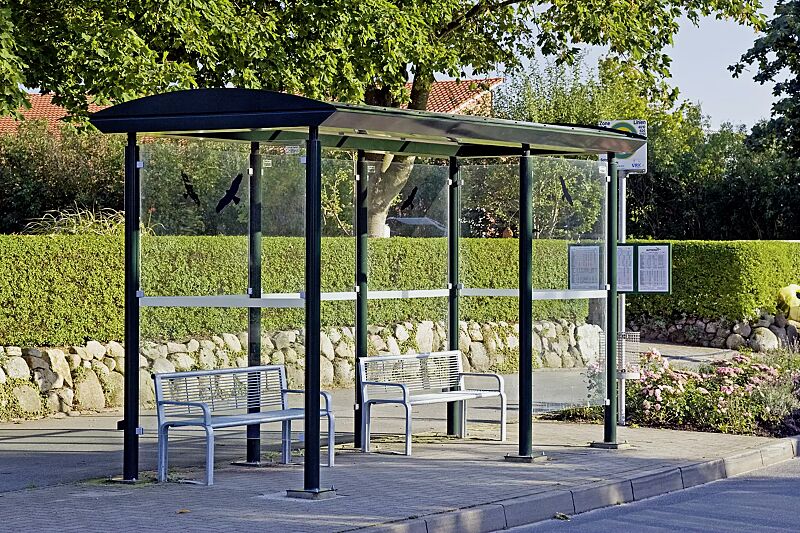 wartehalle-pluto__shoKAT0068528 Wartehalle PLUTO, Dachbreite x Dachtiefe 4800 mm x 2030 mm, mit Rück- / Seitenwänden aus ESG, Klarglas mit Siebdruckstreifen, Sitzbank ETHOS, Stahlkonstruktion in RAL 6009 tannengrün