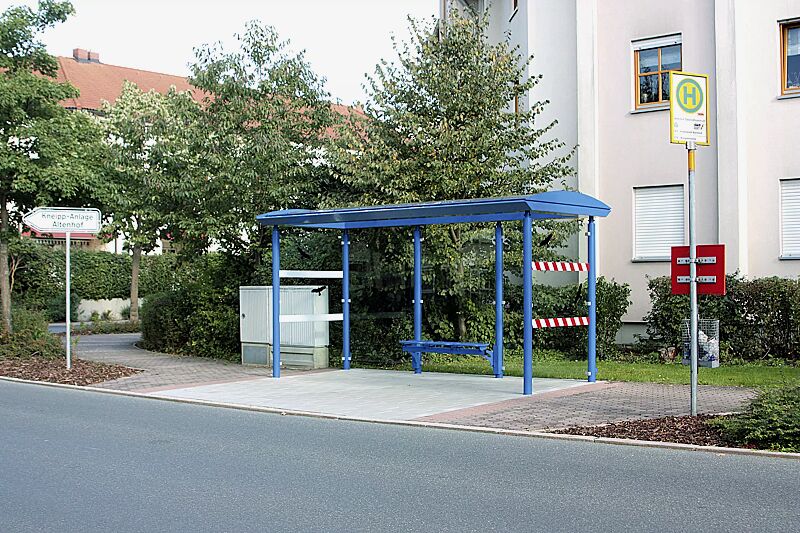 wartehalle-pluto__shoKAT0068530 Wartehalle PLUTO, Dachbreite x Dachtiefe 4800 mm x 2030 mm, mit Rück- / Seitenwänden aus ESG, Klarglas, Beklebung bauseits, Drahtgittersitz TARVIS, Stahlkonstruktion in RAL 5017 verkehrsblau