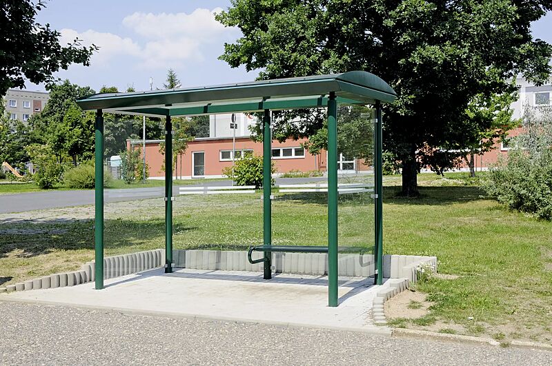 wartehalle-pluto__shoKAT0068531 Wartehalle PLUTO, Dachbreite x Dachtiefe 3300 mm x 2030 mm, mit Rück- / Seitenwänden aus ESG, Klarglas mit Siebdruckstreifen, Sitzbank SESTO, Stahlkonstruktion in RAL 6009 tannengrün Wartehalle PLUTO, Dachbreite x Dachtiefe 3300 mm x 2030 mm, Stahlkons...