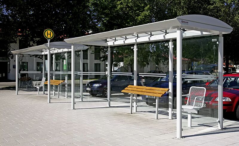 wartehalle-pluto__shoKAT0068533 Wartehalle PLUTO, Dachbreite x Dachtiefe 4800 mm x 2030 mm, mit Rück- / Seitenwänden aus ESG, Klarglas mit Siebdruckstreifen, Drahtgittersitz TARVIS, Anlehnbank SMOKY, Stahlkonstruktion in RAL 7035 lichtgrau