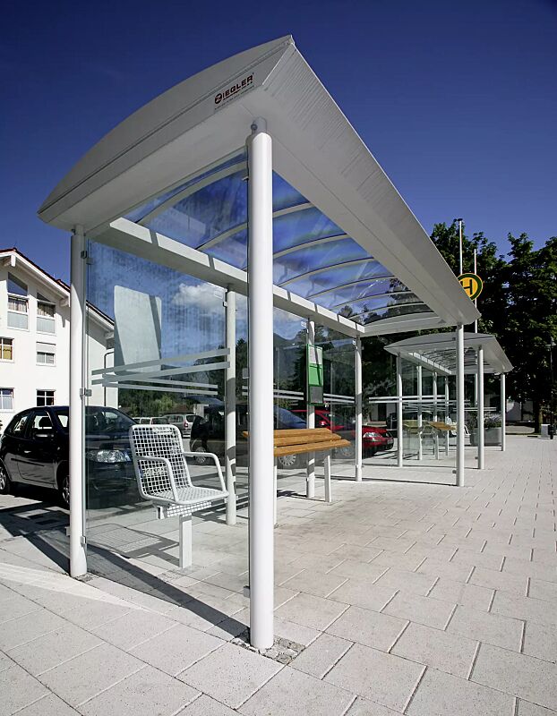 wartehalle-pluto__shoKAT0068534 Wartehalle PLUTO, Dachbreite x Dachtiefe 4800 mm x 2030 mm, mit Rück- / Seitenwänden aus ESG, Klarglas mit Siebdruckstreifen, Drahtgittersitz TARVIS, Anlehnbank SMOKY, Stahlkonstruktion in RAL 7035 lichtgrau