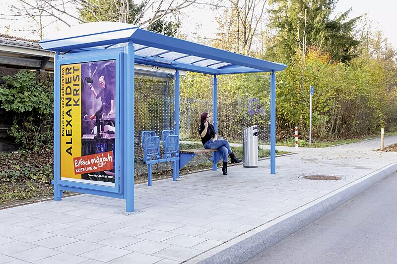 wartehalle-pluto__shoKAT0070694 Wartehalle PLUTO, Dachbreite x Dachtiefe 4800 mm x 2030 mm, Rück- / Seitenwände ESG, Klarglas mit Siebdruckpunkte, Werbevitrine CITY-LIGHT, Sitzbank ARES, Klappsitz TOLFA, Stahlkonstruktion in RAL 5015 himmelblau