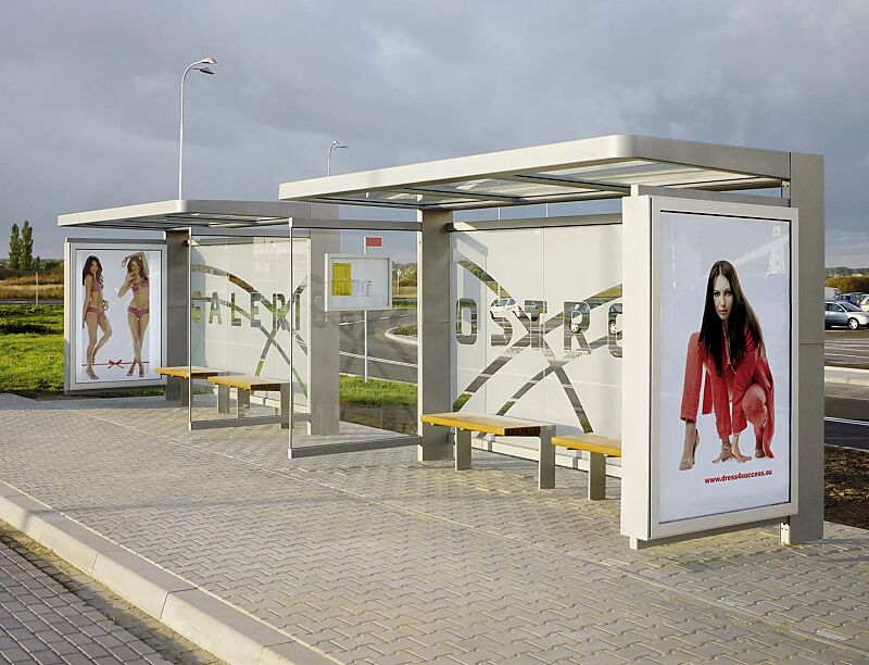 2 Wartehallen PURE, Dachbreite x Dachtiefe je 4000 mm x 1800 mm, mit Rück- / Seitenwand, Scheibendekorbeklebung bauseits, mit Werbevitrine CITY LIGHT, Schaukasten CHIOS sowie Sitzbänke PURE, 2-Sitzer, Stahlkonstruktion in RAL 9007 graualuminium