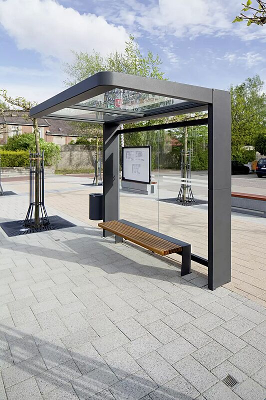 Wartehalle PURE, Dachbreite x Dachtiefe 2720 mm x 1800 mm, Rückwand mit Siebdruckstreifen, mit Sitzbank PURE, Plakatschaukasten sowie Abfallbehälter KÖLN, Stahlkonstruktion in RAL DB 703 eisenglimmer Wartehalle PURE Dachbreite x Dachtiefe 2720 mm x 180...