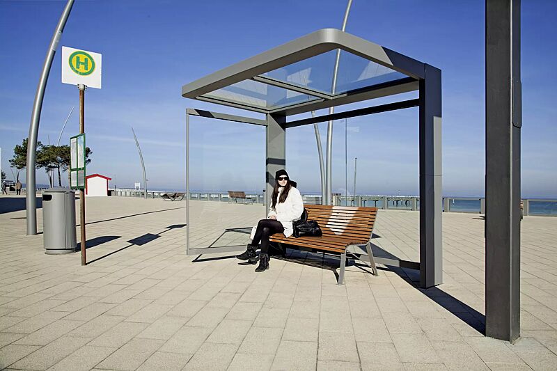 Wartehalle PURE, Dachbreite x Dachtiefe 2720 mm x 1800 mm, mit Rück- / Seitenwand, Stahlkonstruktion in RAL 7016 anthrazitgrau