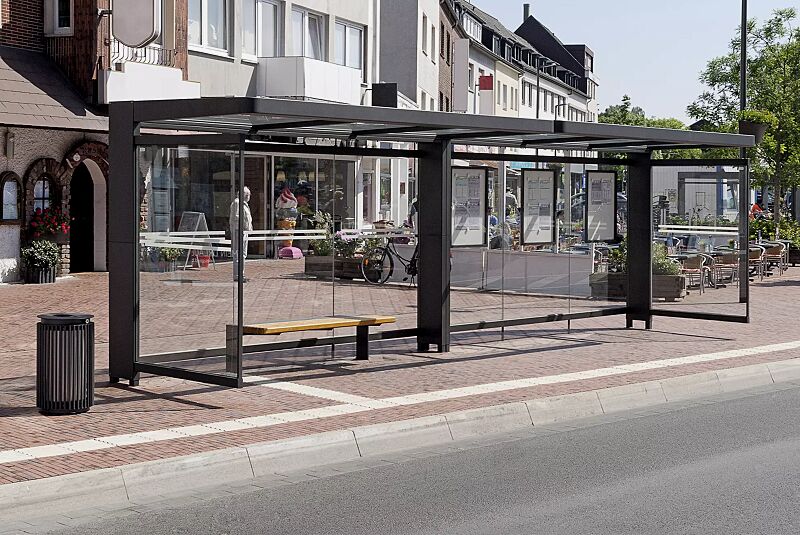 Wartehalle PURE, 2 x Dachbreite x Dachtiefe 4000 mm x 1800 mm, mit Rück- / Seitenwänden ESG, Klarglas mit Sichtschutzstreifen, Sitzbank PURE, 3-Sitzer sowie Schaukasten TESSALIA, Stahlkonstruktion in DB 703 eisenglimmer