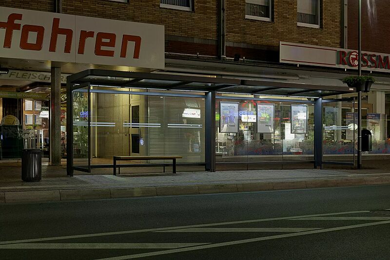 Wartehalle PURE, kundenspezifische Anpassung, Dachbreite 8000 mm, mit Rück- / Seitenwänden ESG, Klarglas mit Sichtschutzstreifen, Sitzbank PURE, 3-Sitzer sowie Schaukasten TESSALIA, Stahlkonstruktion in DB 703 eisenglimmer