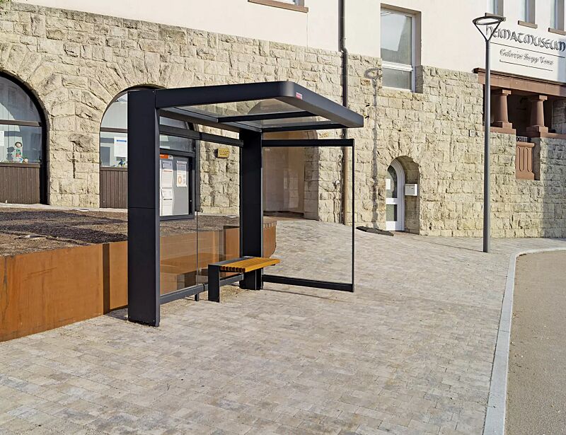 Wartehalle PURE, Dachbreite x Dachtiefe 2720 mm x 1800 mm, mit Rück- / einer Seitenwand, inklusive Sitzbank PURE und Schaukasten LIOSIA, Stahlkonstruktion in RAL 7016 anthrazitgrau