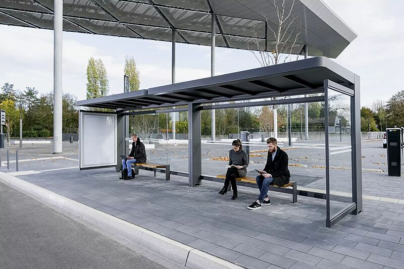 Wartehalle PURE, auftragsbezogene Anpassung der Dacheindeckung aus Stahlblechkassetten, Dachbreite x Dachtiefe 8000 mm x 1800 mm, Rück- / Seitenwand ESG Klarglas mit Siebdruckstreifen, Werbevitrine CITY-LIGHT, Sitzbank PURE, Stahlkonstruktion in DB 703...