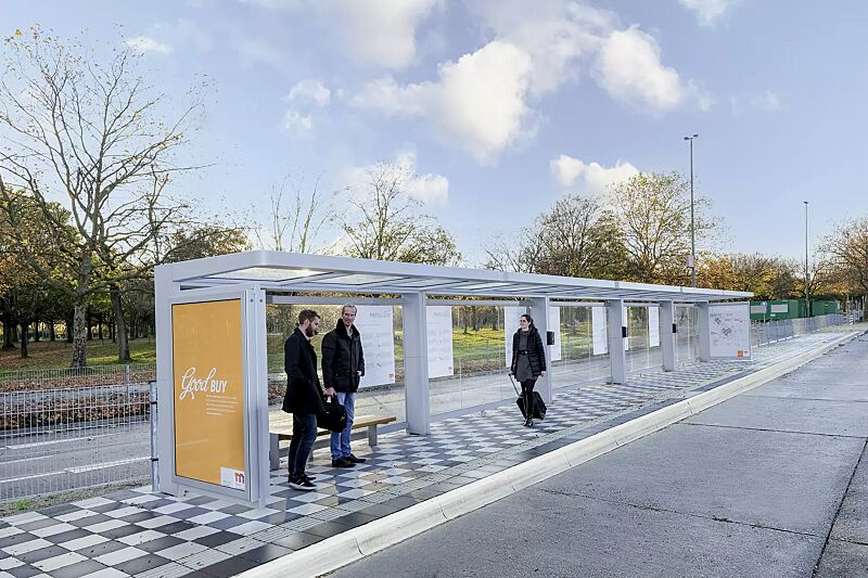 Wartehalle PURE, auftragsbezogene Anpassung, Dachbreite x Dachtiefe 20000 mm x 1800 mm, Rück- / Seitenwand ESG Klarglas mit Siebdruckstreifen, Werbevitrine CITY-LIGHT, Sitzbank PURE, Stahlkonstruktion in RAL 9006 weißaluminium