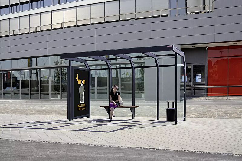 wartehalle-saturn__shoKAT0023538 Wartehalle SATURN, Dachbreite x Dachtiefe 4060 mm x 2000 mm, mit Seitenwand, doppelseitiger Werbevitrine CITY-LIGHT, Sitzbank ARES und Abfallbehälter CALGARY, Stahlkonstruktion in RAL 7016 anthrazitgrau