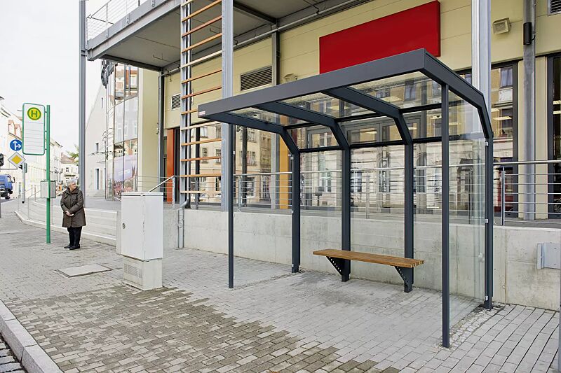 wartehalle-saturn__shoKAT0031152 Wartehalle SATURN Dachbreite x Dachtiefe 3060 mm x 2000 mm, inkl. Rück- / Seitenwände ESG, Klarglas, Dacheindeckung VSG, Klarglas, Stahlkonstruktion feuerverzinkt und pulverbeschichtet in RAL 7016 anthrazitgrauWartehalle SATURN Dachbreite x Dachtiefe 3...