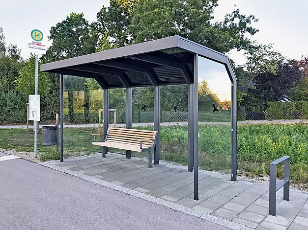 Wartehalle SATURN, Dachbreite x Dachtiefe 4060 mm x 2000 mm, inkl. Rück- und Seitenwände ESG, Klarglas, Raubvogelaufkleber, Sitzbank DIVA SOLO, Stahlkonstruktion in RAL 7016 anthrazitgrau