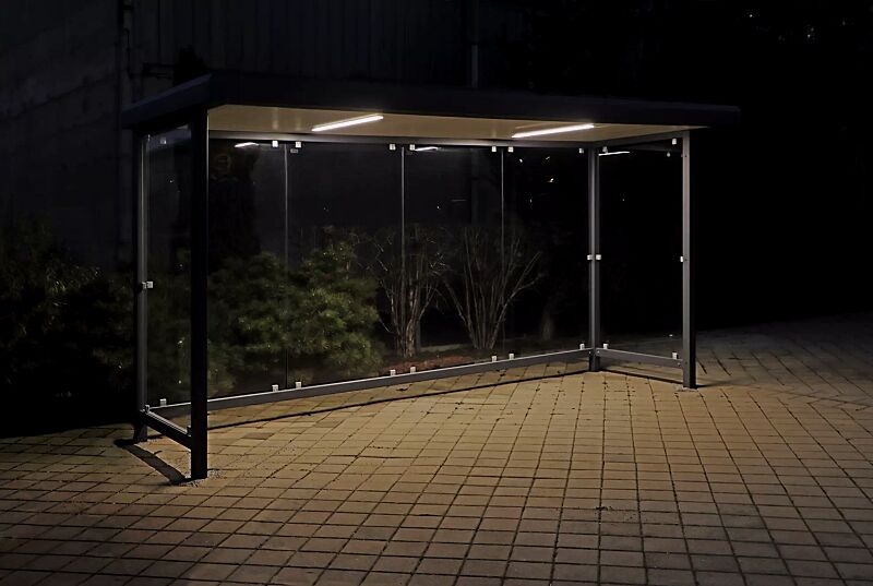 Wartehalle STADT, Dachtiefe 4720 mm x 1800 mm, Rück- / Seitenwände ESG, Klarglas, Deckenverkleidung inklusive integrierter LED- Beleuchtung, Stahlkonstruktion in RAL 7016 anthrazitgrau