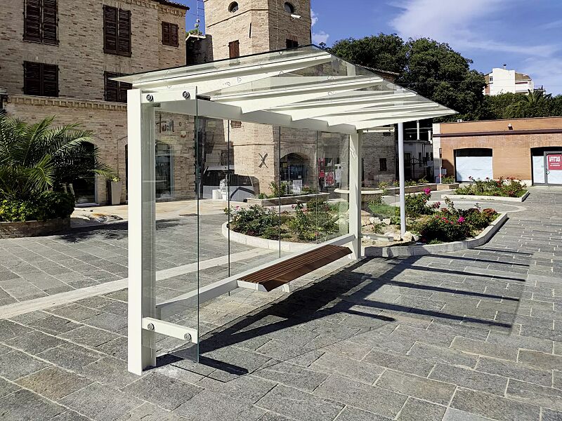 wartehalle-stingray__shoKAT0066802 Wartehalle STINGRAY, Dachbreite x Dachtiefe 4325 mm x 1798 mm, Rück- / Seitenwände ESG, Klarglas, inklusive Sitzbank, Stahlkonstruktion in RAL 9010 reinweiß