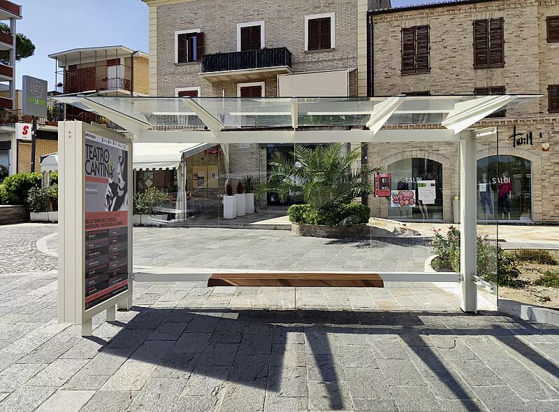 wartehalle-stingray__shoKAT0066862 Wartehalle STINGRAY, Dachbreite x Dachtiefe 4325 mm x 1798 mm, mit Rück- / einer Seitenwand ESG, Klarglas sowie Werbevitrine und Sitzbank, Stahlkonstruktion in RAL 9010 reinweiß