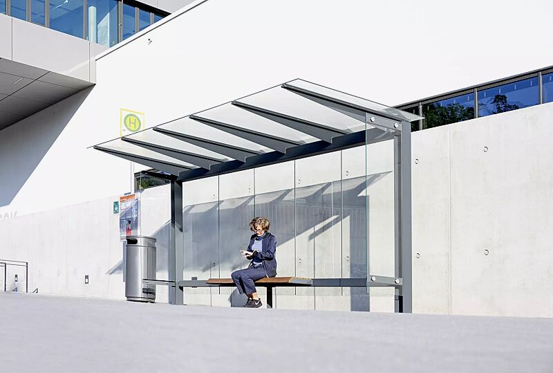 wartehalle-stingray__shoKAT0067649 Wartehalle STINGRAY, Dachbreite x Dachtiefe 5275 mm x 1798 mm, Rück- / Seitenwände ESG, Klarglas, Sitzbank, Stahlkonstruktion in RAL 7016 anthrazitgrau