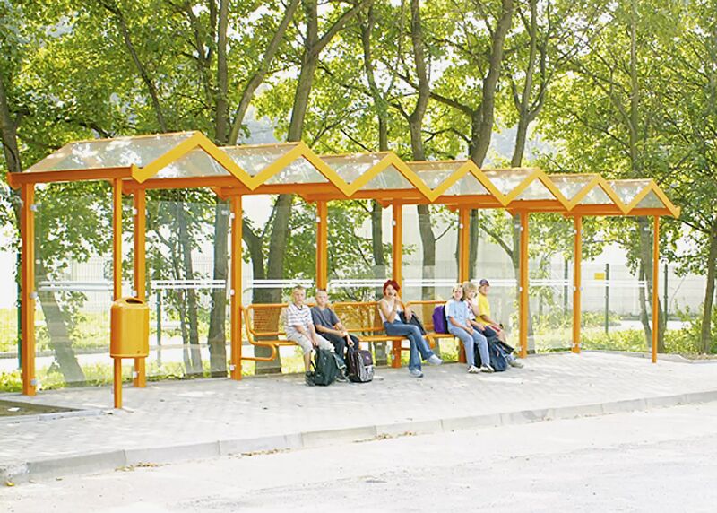 wartehalle-tangenta__shoKAT0001006 Wartehalle TANGENTA mit auftragsbezogener Anpassung, Dachbreite x Dachtiefe 10700 mm x 2000 mm, Rück- / Seitenwände ESG, Klarglas, mit Sitzbank SESTO, Stahlkonstruktion in RAL 1003 signalgelb