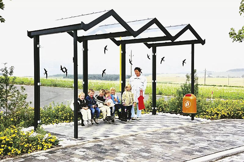 wartehalle-tangenta__shoKAT0001007 Wartehalle TANGENTA, Dachbreite x Dachtiefe 4700 mm x 2000 mm, Rück- / Seitenwände ESG, Klarglas mit Raubvogelaufkleber, mit Drahtgittersitz TARVIS, Stahlkonstruktion in RAL 8016 mahagonibraun