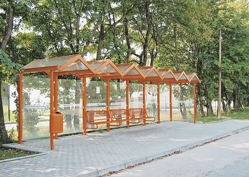 wartehalle-tangenta__shoKAT0001008 Wartehalle TANGENTA mit auftragsbezogener Anpassung, Dachbreite x Dachtiefe 10700 mm x 2000 mm, Rück- / Seitenwände ESG, Klarglas mit Sichtschutzstreifen, mit Sitzbank SESTO, Stahlkonstruktion in RAL 3002 karminrot